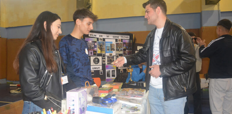 Ünye Mehmet Refik Güven Anadolu Lisesi öğrencileri, okul aile birliğinin desteğiyle kendi okulları için hayır çarşısı açtılar